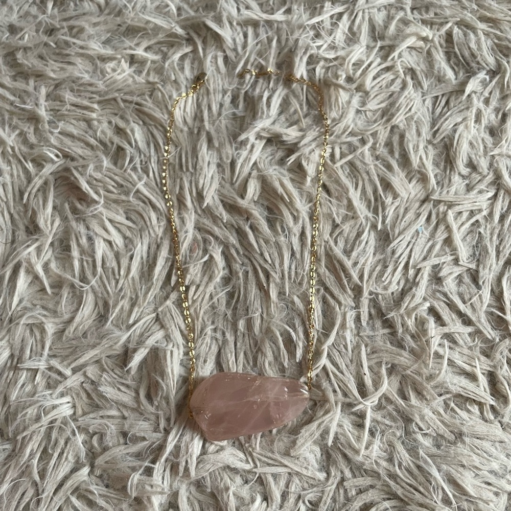 Dazzling Gold and Pearl Necklace with Intricate Detailing